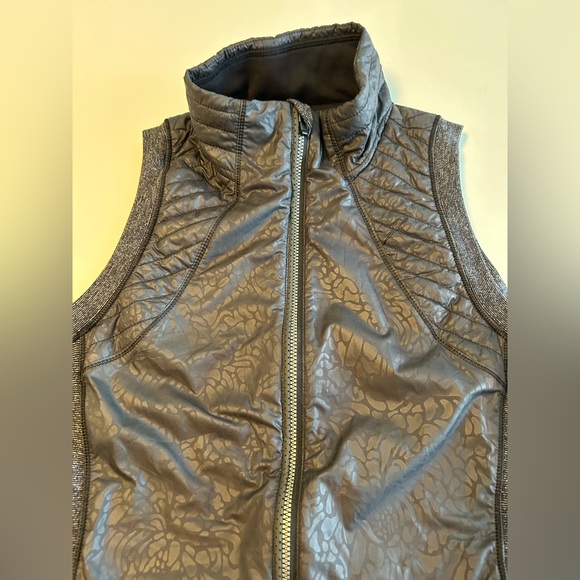 Lululemon Rebel Runner Vest, Black Petal Camo Embossed Wee Stripe Full, Sz S - Picture 2 of 12